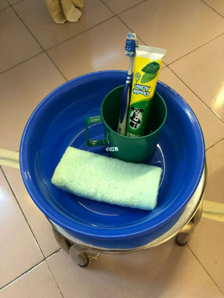 洗脸盆,牙膏,牙刷,漱口杯