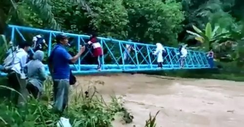 州议员指4月建新吊桥 学生现在仍爬水管渡河
