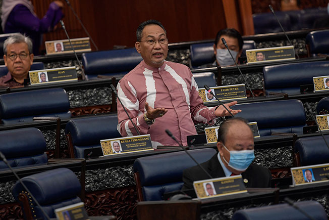 阿旺哈欣在议会厅内，回答议员提问。