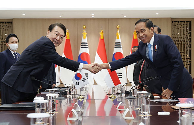 佐科威7月28日与韩国总统尹锡悦在首尔展开双边会谈。（法新社）
