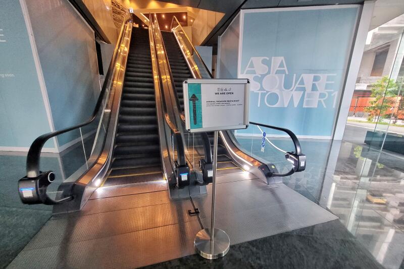 事情发生在亚洲广场第一大厦的电动扶梯。圆圈处为紫外线消毒仪器。