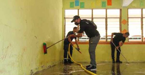 国家王宫赈灾队伍出动 为受洪灾影响学校 清洗