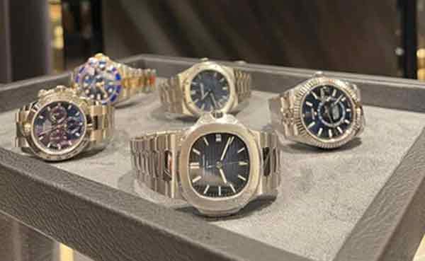 在公司页面，展示出售的奢侈品牌手表。（档案照）