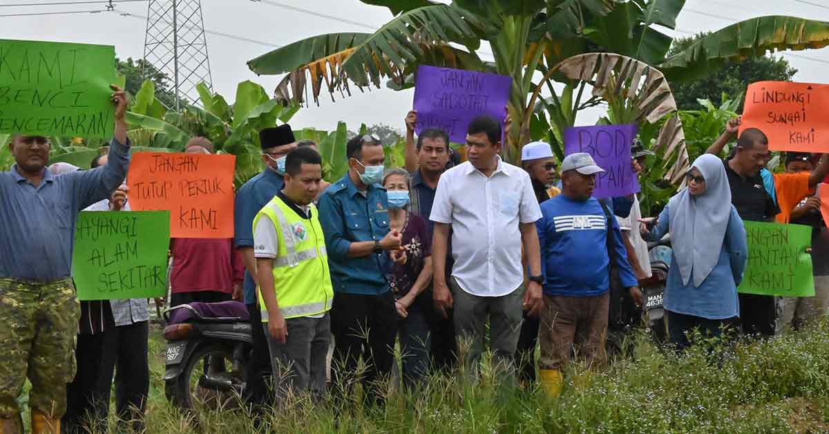 
莫哈末阿里（前排右3）与环境局、农民了解水源被污染情况。