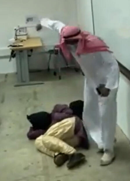 男生将同学拉进课室后要求同学跪下，再用手比划同学胸口，疑似搬演处决画面。（视频截图）