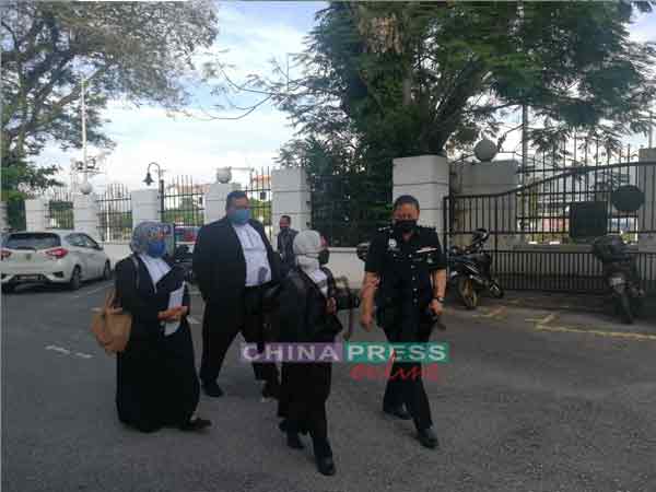 此案副检察司莉亚娜（左起）、莫哈末菲特里，阿兹丽娜、莉亚娜及查案官叶秀清，于8时20分至8时45分左右，陆续抵达法庭。