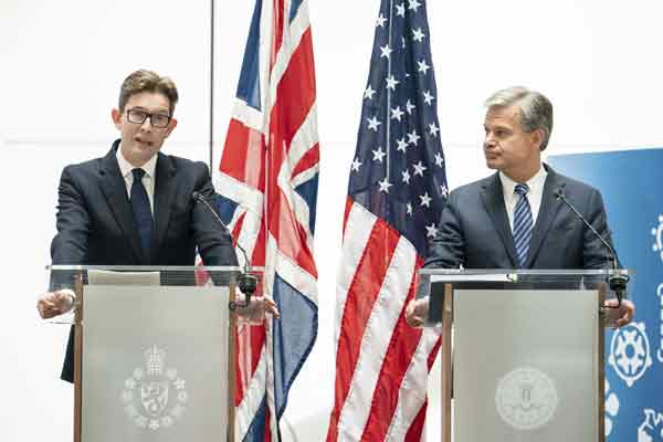 英国MI5处长麦卡勒姆（左）和美国FBI局长克里斯托弗雷，周三在伦敦召开联合记者会。（美联社）
