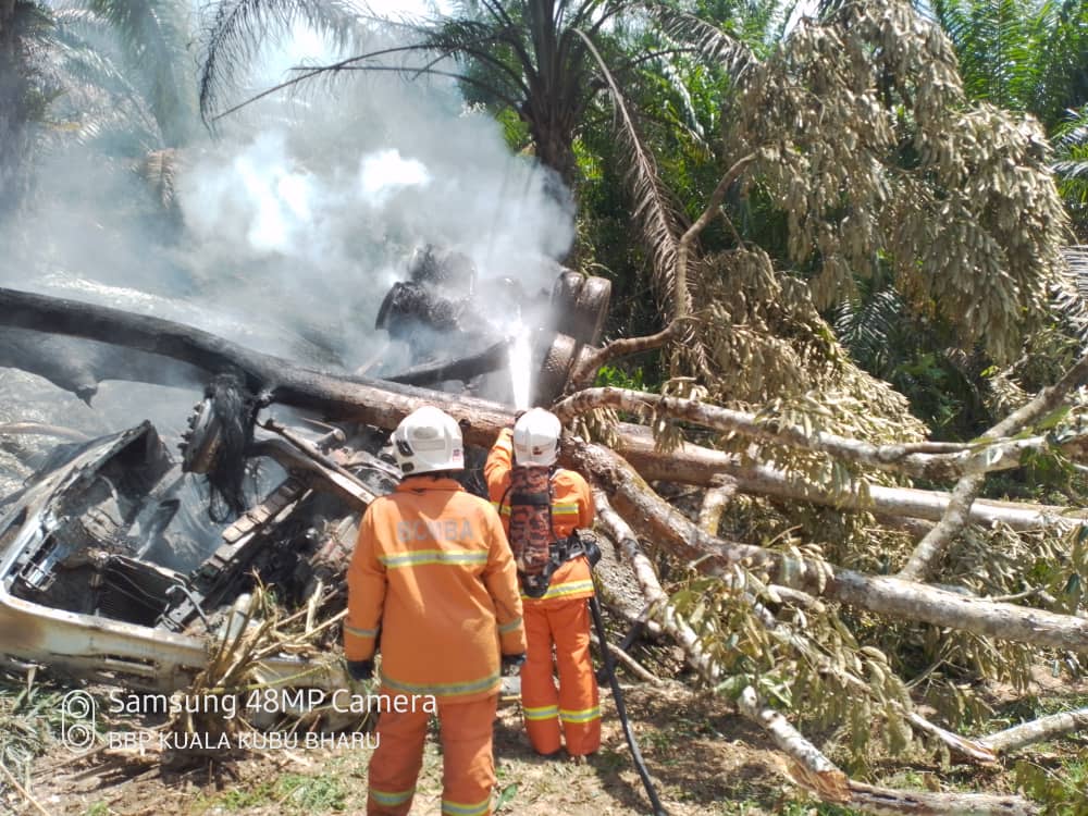 罗厘失控撞油棕树后翻覆，导致汽油泄露起火，司机活生生被烧死。