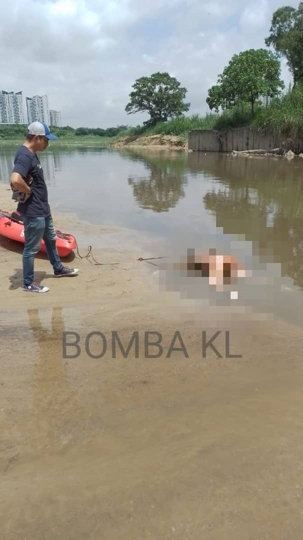 身穿马来传统服装的女尸，被人发现漂浮在废矿湖中。
