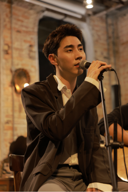 徐凯在小型音乐会演唱了5首作品。
