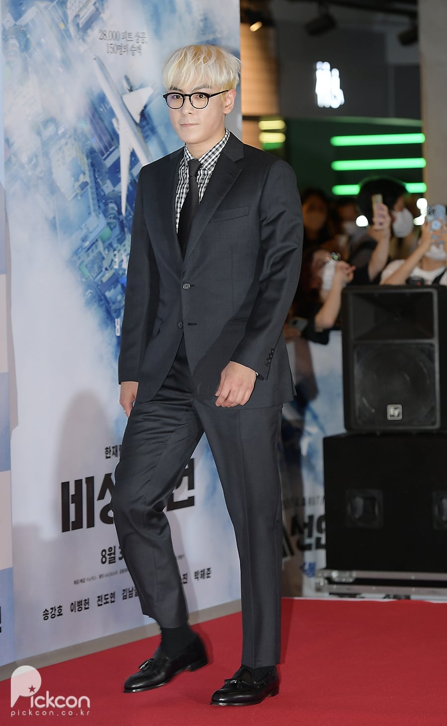 T.O.P无预警现身电影首映会。