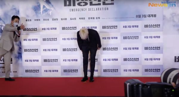 T.O.P亲切地90度鞠躬问好。