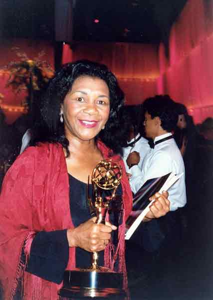 玛丽爱丽丝1993年以剧集《I'll Fly Away》夺得艾美奖剧情组最佳女配角。 