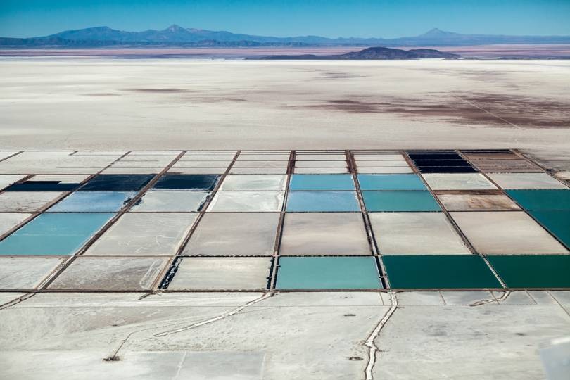 玻利维亚阿他加马高原的盐水在蒸发池中。