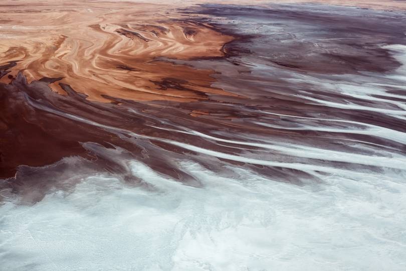 玻利维亚格兰德河盐滩边缘锂矿物形成的鸟瞰图。