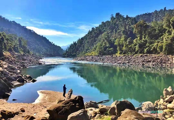 壮阔美丽的印度喜马拉雅山河，在此钓鱼如置身画中。