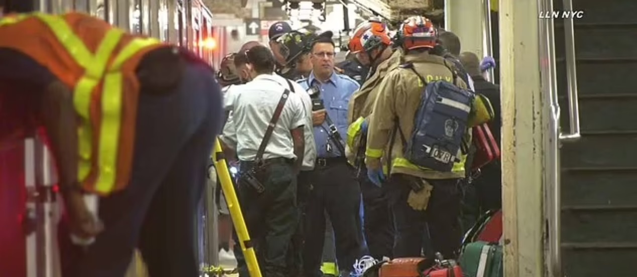 大批消防与救护人员赶低现场。