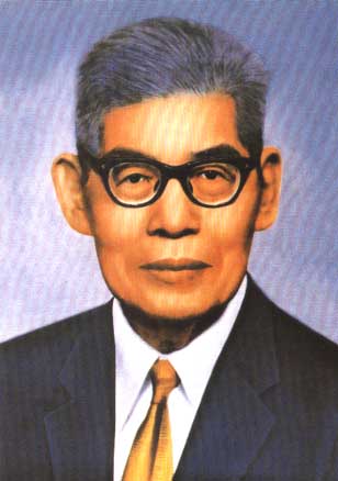 南益集团创办人李光前，是慈善教育家，亦是新加坡大学首任校长。
