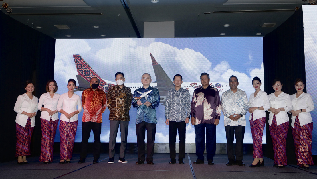 魏家祥（左6）推介峇迪航空重塑品牌仪式，左4起为慕斯哈菲兹、鲁斯迪、邬志顺和沙里布丁。