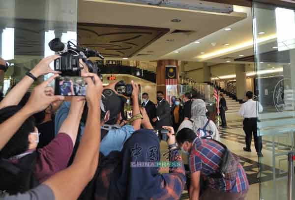 国内大批媒体拍摄被告抵达法庭的画面。