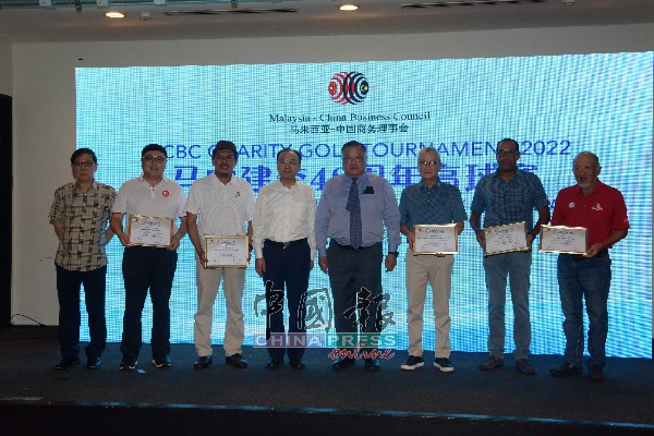 张庆信（右4起）和欧阳玉靖颁发证书给赞助慈善高尔夫球锦标赛的赞助人。