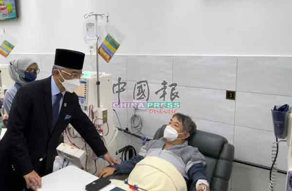 陛下（左）关怀华裔病患曾庆和的病情。