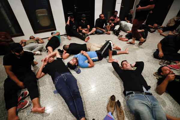 部分闯入国会的示威者躺在地面休息。（法新社）