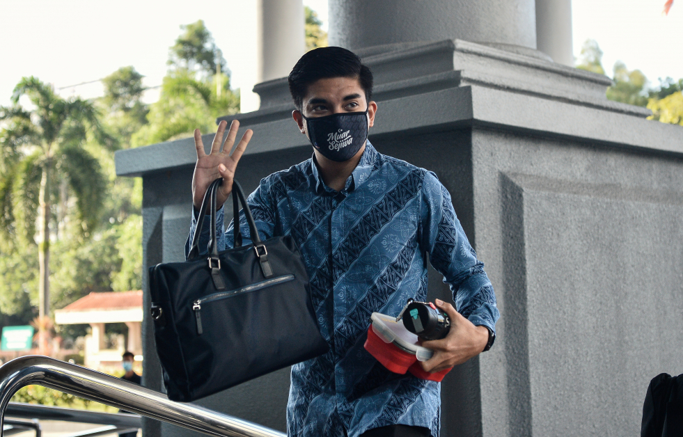 赛沙迪抵达吉隆坡法庭时，向媒体挥手示意。