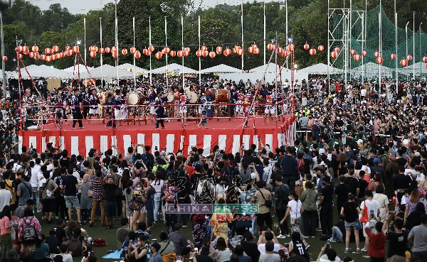 逾千人共同參與“2022年日本盆舞節”，盆舞在草地上野餐。节隆举