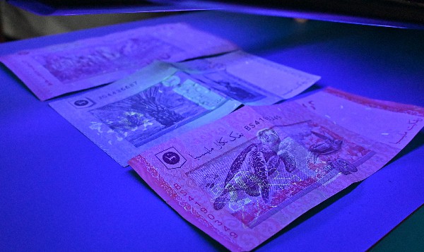 纸钞上的安全反光线，是辨认纸钞真伪的方法之一。