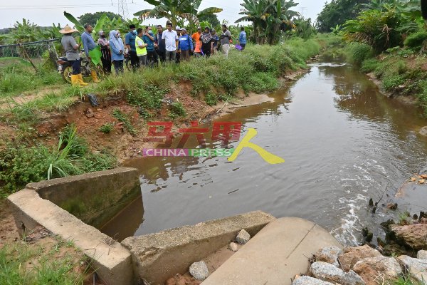 部分农民向地方领袖、有关当局反映水源污染。