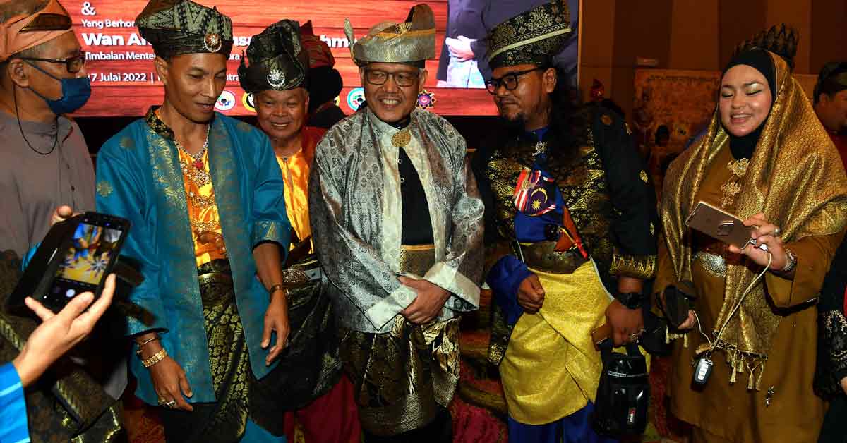 韩查再努丁（左4）与出席聚会的马来武术家交流。