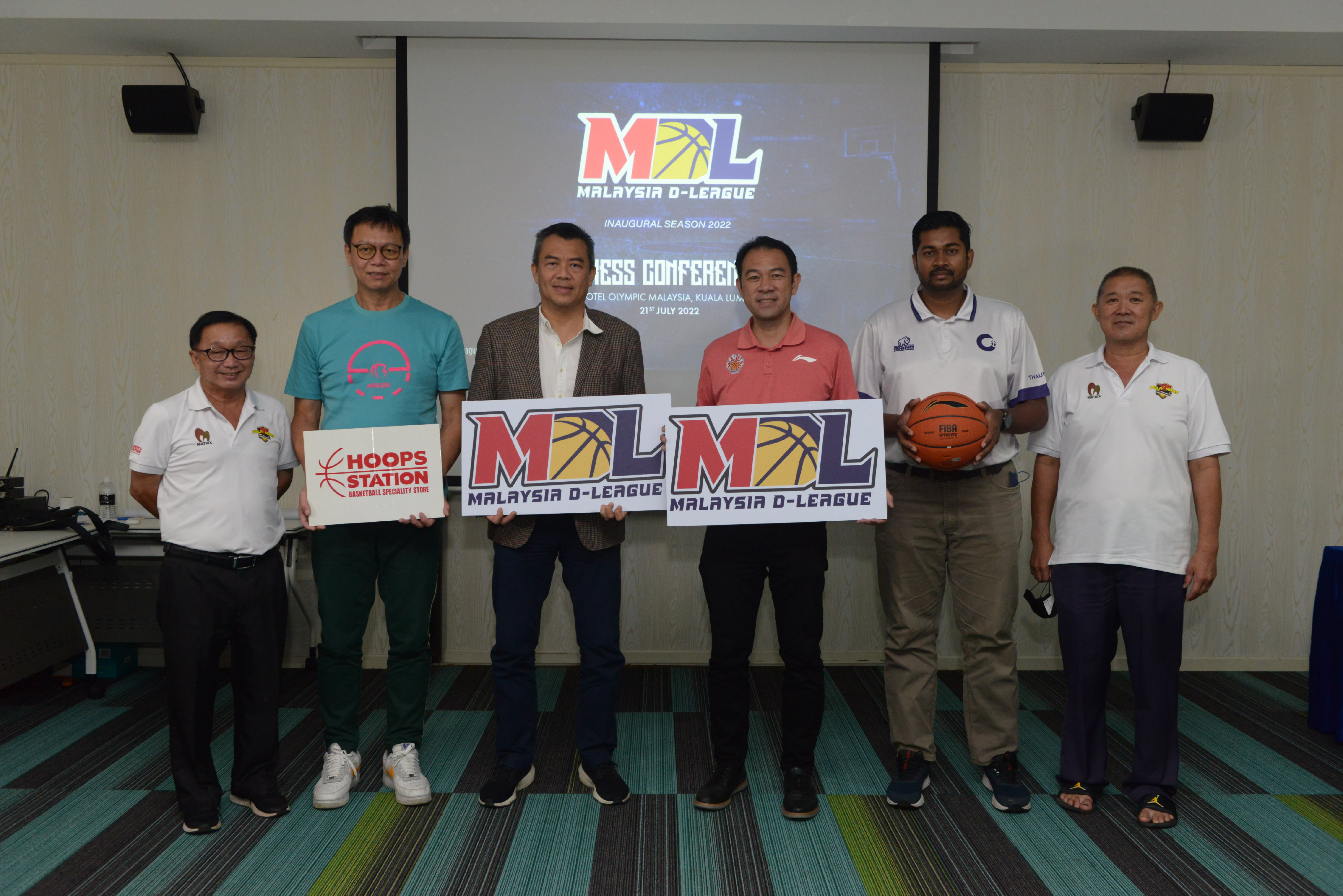 张保财（左2）、庄荣兴（左3）和陈其贤（右3）出席马来西亚篮球发展联盟推介礼。（陈梓健摄）