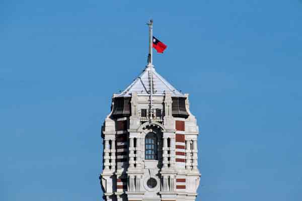 台湾总统府周一降半旗致哀。（法新社）