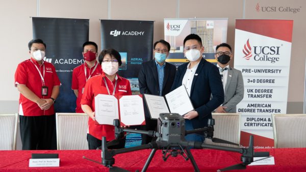 UCSI学院主席兼首席执行员陈慧如副教授（前左）和DJI首席执行员刘丰列（前右）代表双方签署协议备忘录。