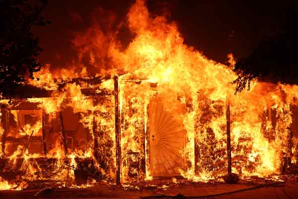 美国加州优胜美地国家公园附近发生林火，导致房屋被大火烧毁。（法新社）