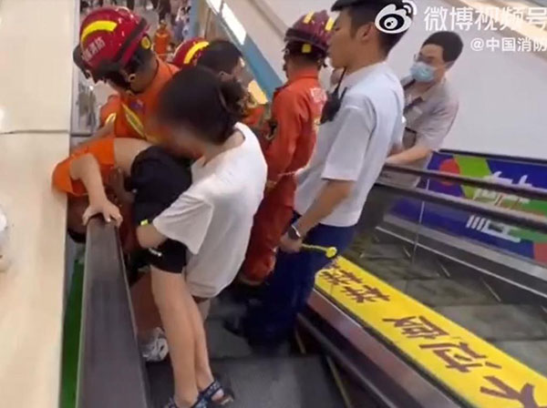 china Escalator 手扶梯 男童