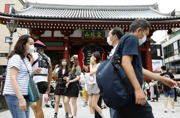 东京旅客戴口罩在浅草寺附近走动。（资料图）