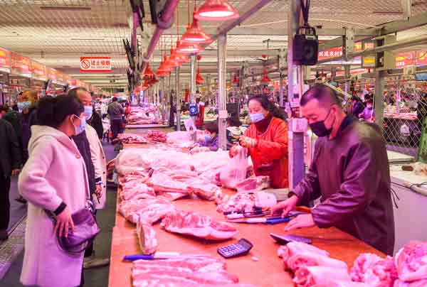 在呼和浩特市一个农贸批发市场，市民在采购猪肉。（新华社）
