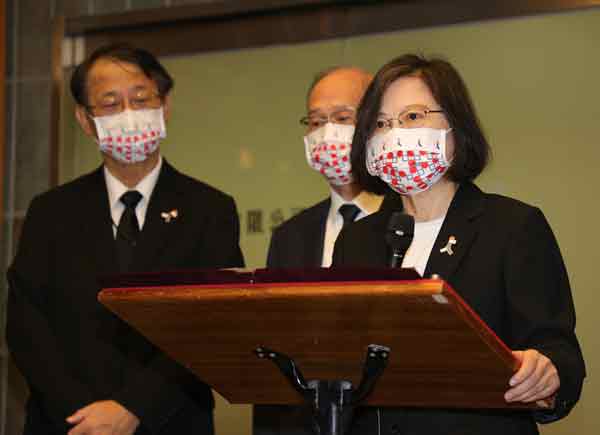 蔡英文（右）周一上午到日本台湾交流协会悼念安倍。（中央社）