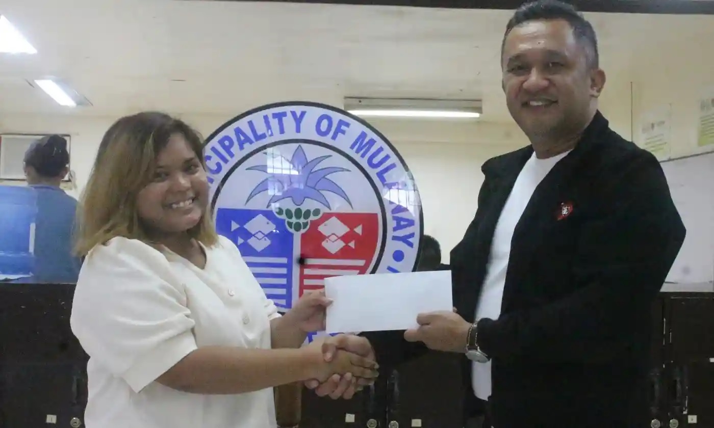 奎松省穆拉奈市市长阿吉雷（右）规定，官员服务时必须面带微笑。
