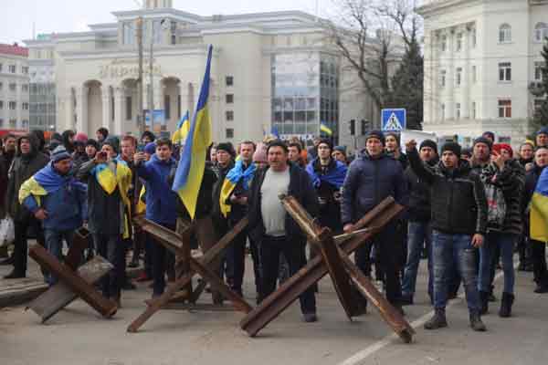 乌克兰赫尔松市的民众走上街头示威，抗议俄罗斯占领乌克兰。（档案照）