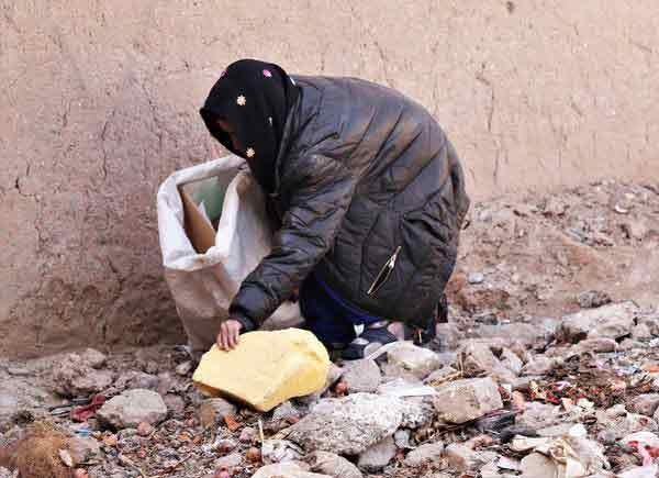 罗琪雅每天清晨起床，到处搜寻垃圾桶，捡拾人们丢弃的东西赚钱。