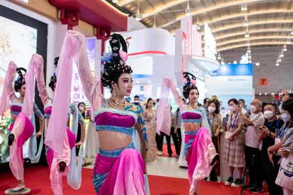 中国国际旅游交易会22日在云南昆明开幕，来自70多个国家和地区的参展商及文旅企业以线上线下方式参会。观众欣赏旅交会上的表演。（新华社）