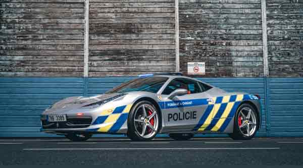 警方将没收的法拉利458 Italia改装成警车。
