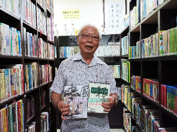 莫顺生与他感到满意的图书馆和他最近出版的教学工具书。