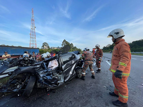malay family accident 轎車 拖格羅厘 車禍