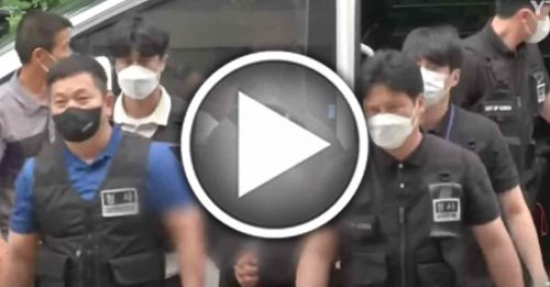 韩女大生遭性侵坠楼案 男同学上铐入法院 仅回“对不起”