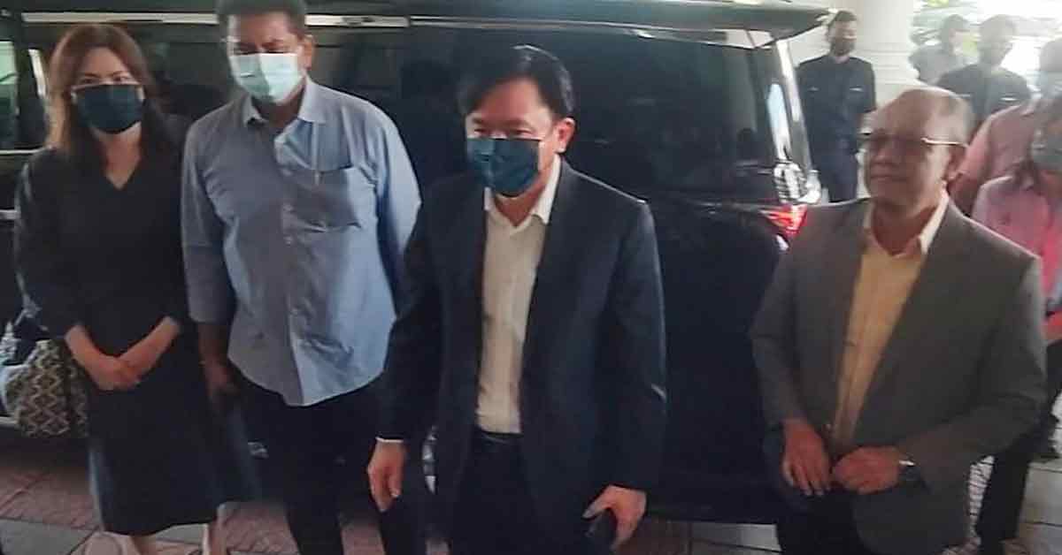 杨祖强（右2）周三（27日）在涂春蕾(左起)、西华苏巴玛廉、扎卡里亚陪同下乘车抵达法庭。