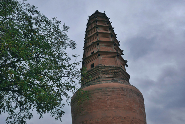 相传此白塔是为元太祖命人建造来纪念一位吐蕃喇嘛。